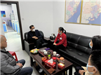 永春县人大副主任林玉品作为代表，携同相关人员莅临中闽百汇永春商场关心慰问困难职工