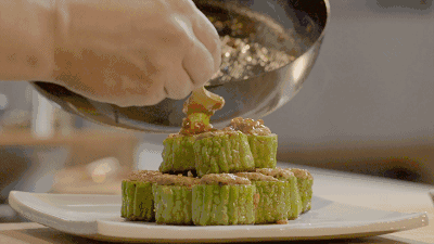 夏季吃苦瓜,如何能够挑到新鲜又味美的苦瓜?